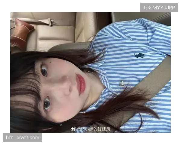 余依婷最新晒照，手上的表把我工资晃没了，尴尬笑出声