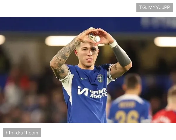 恩佐衣柜全是名牌球鞋，赛场上拼命跑完下场立刻滑手机真的这样？