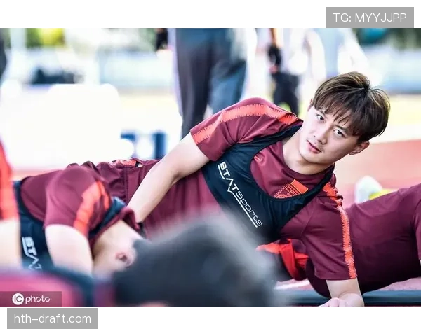 蒋圣龙这训练完直接瘫地上啃能量胶的样子，真不像年薪千万的主儿